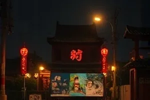 摊开的剧本与版本对照稿，考据档案工作台面