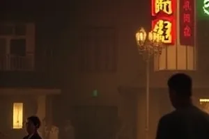 夜戏街道冷灯与室内暖灯对照